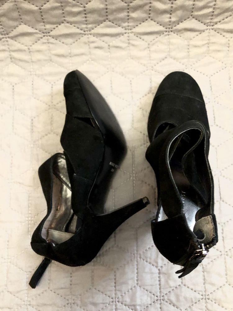 377. r.38 czarne sandały na obcasie Nina West. Suwak