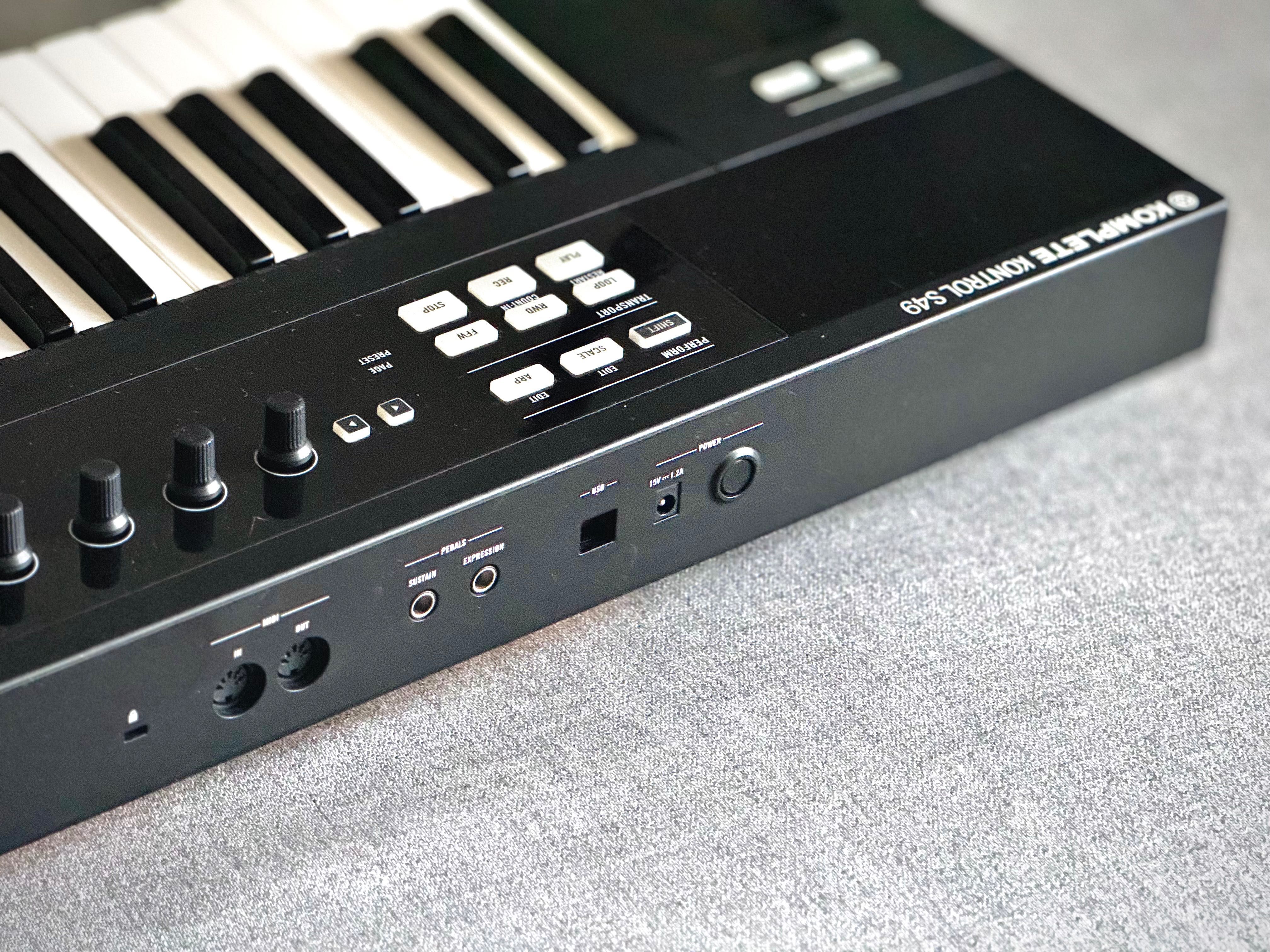 Idealny Komplete Kontrol s49 midi kontroler