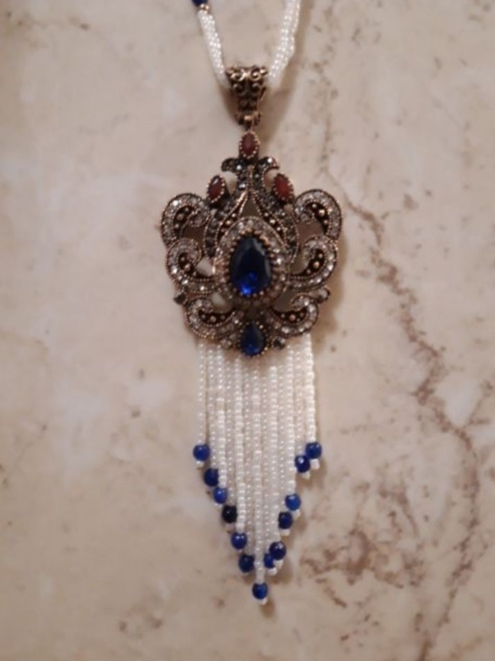 Elegante colar de estilo vintage com pedras azuis e brilhantes - NOVO!