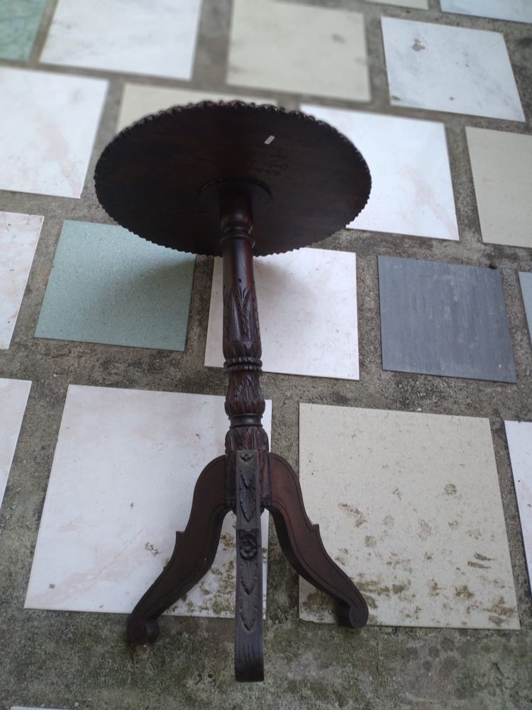Mesinha Redonda com Gravação do Ano do Restauro