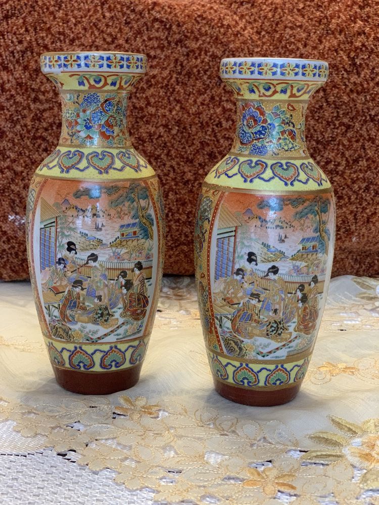 Dwa ceramiczne wazoniki z orientalnym wzorem.
