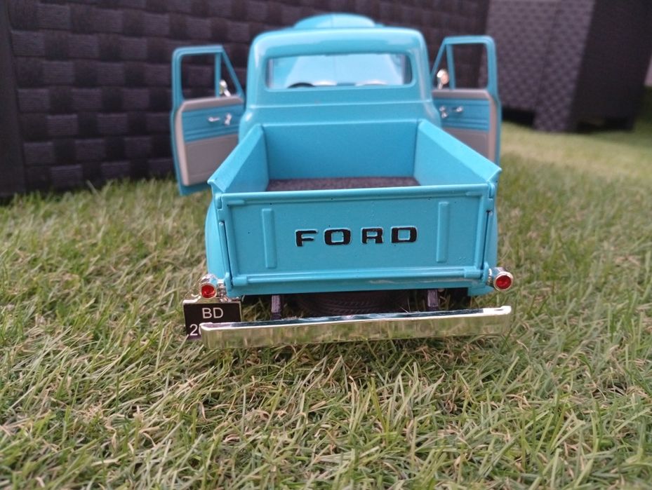 1/18 Ford f-100 Pickup