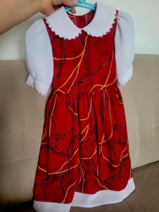 Urocza czerwona sukienka z białym kołnierzykiem.
