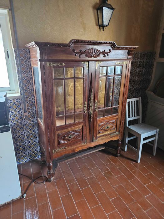 Cristaleira antiga em madeira maciça com fundo acolchoado