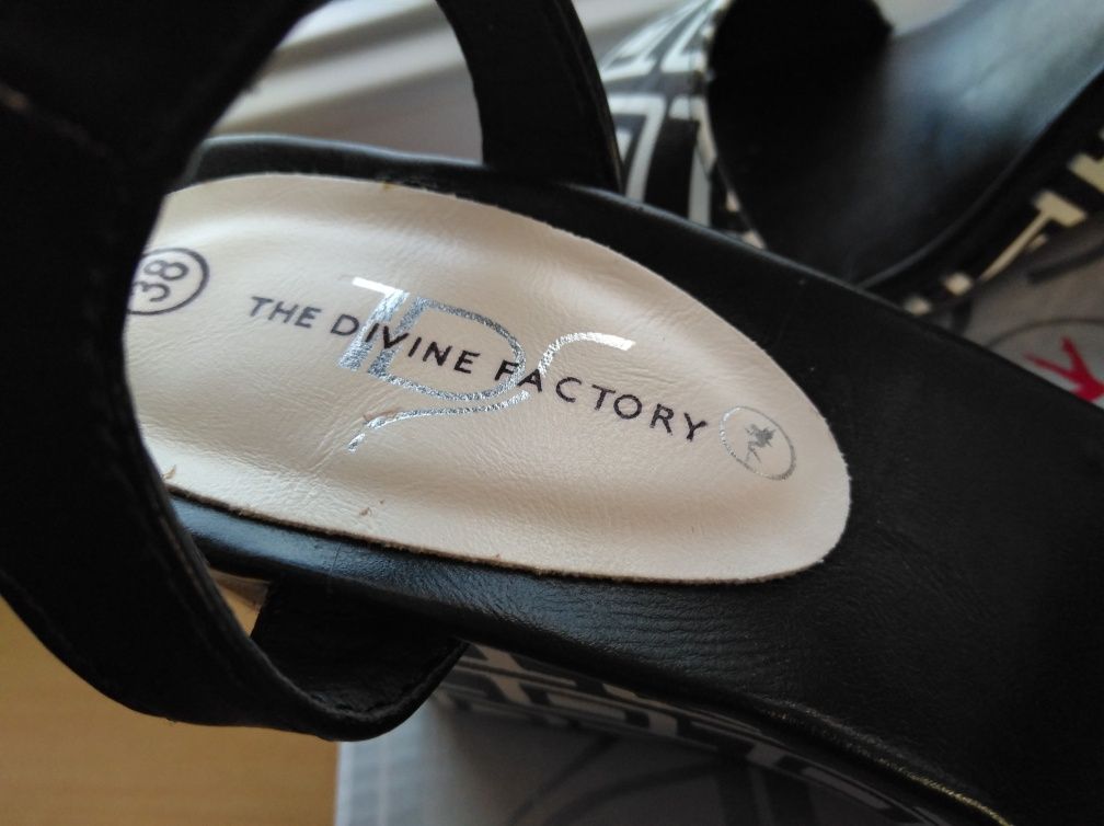 Sandały na koturnie The Divine Factory