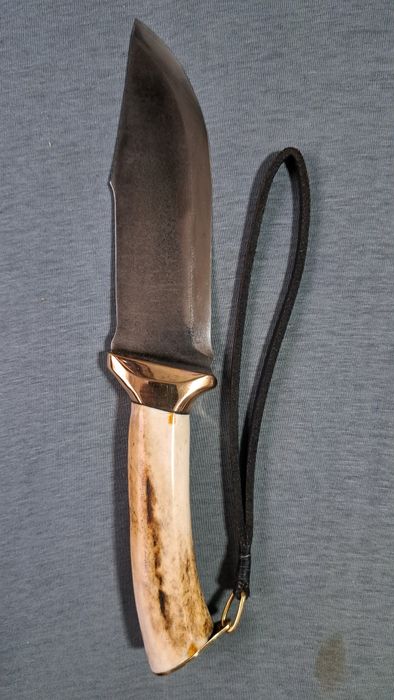 Nóż myśliwski ręcznie robiony.