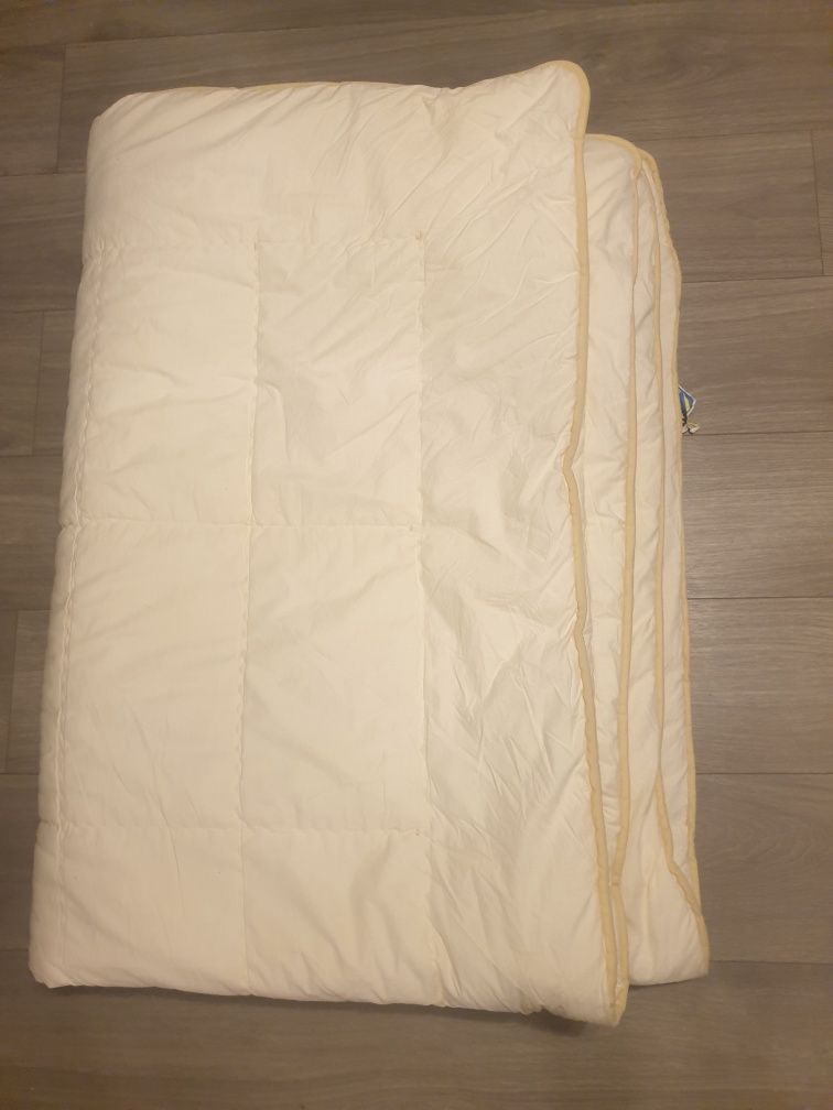 Kołdra 135 x 200 puszysta wsad włókno silikonowe kremowa
