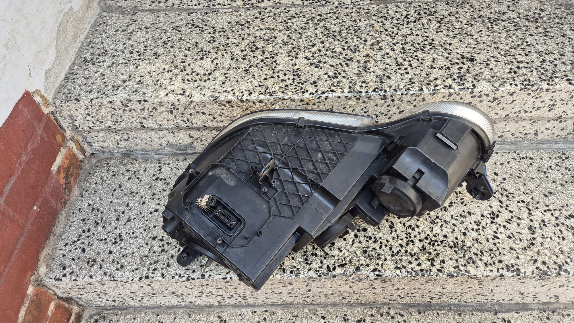 Lampa przednia Prawa SKODA YETI xenon