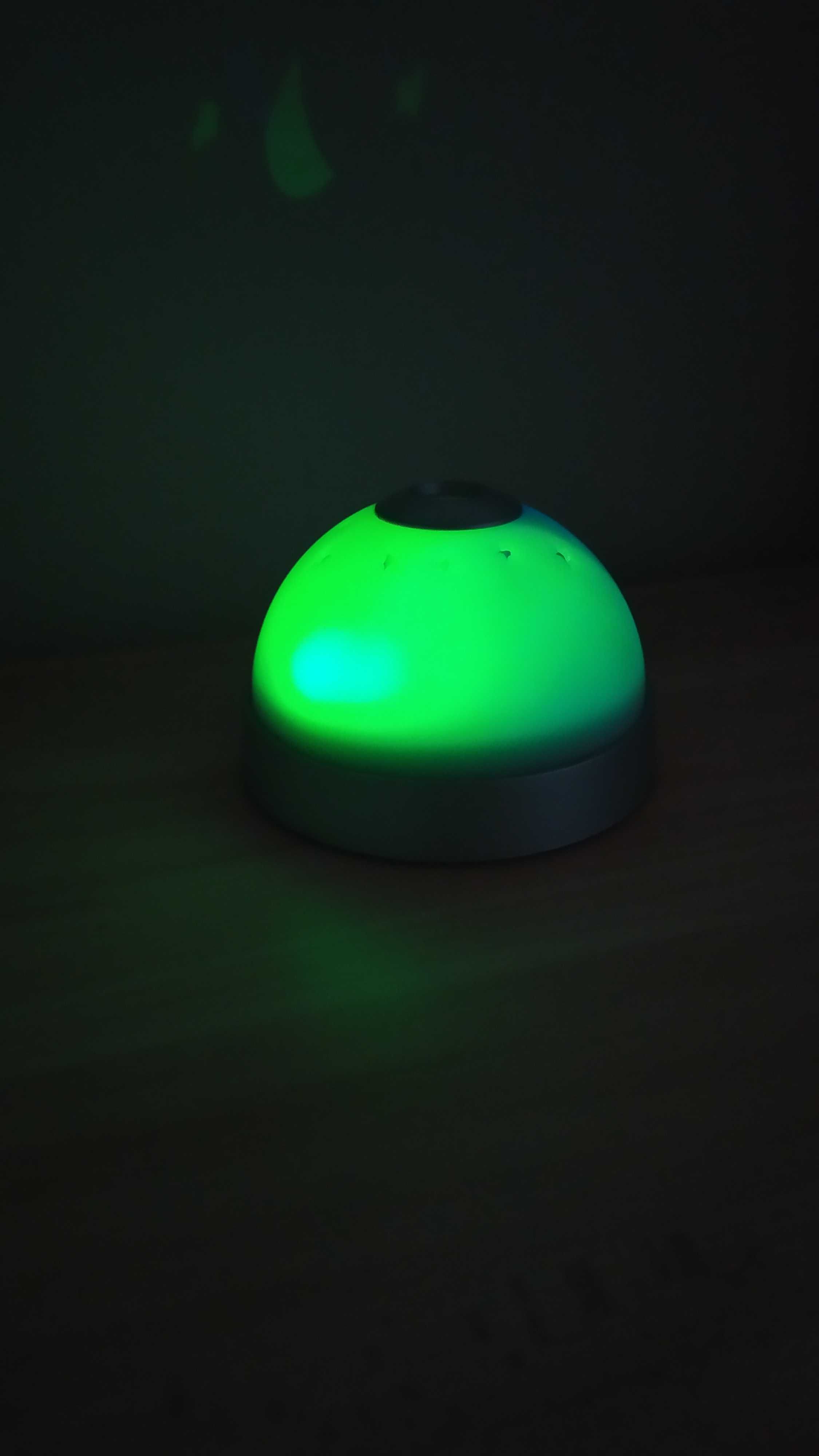 Lampka projektor zmieniający kolory do pokoju dziecka
