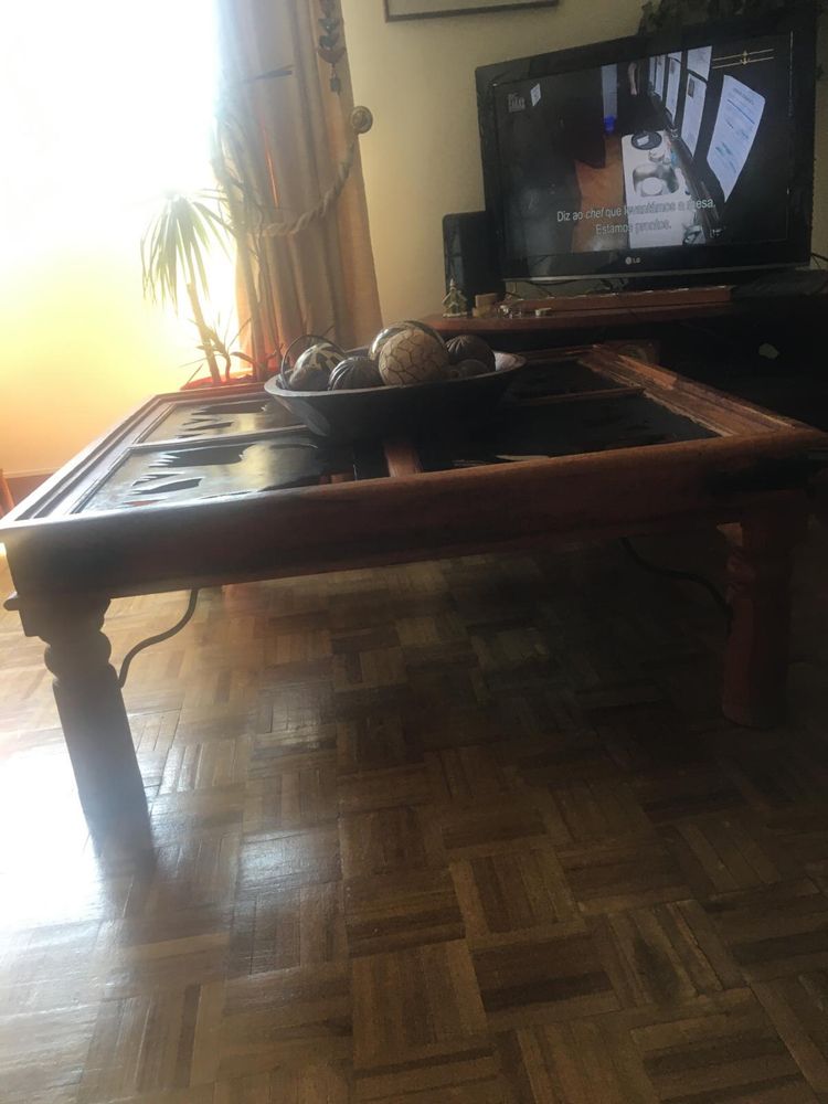 Mesa rustica com tampo em vidro