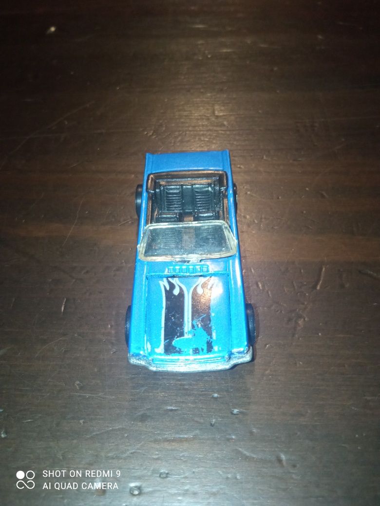 Ford Mustang hot wheels granatowy