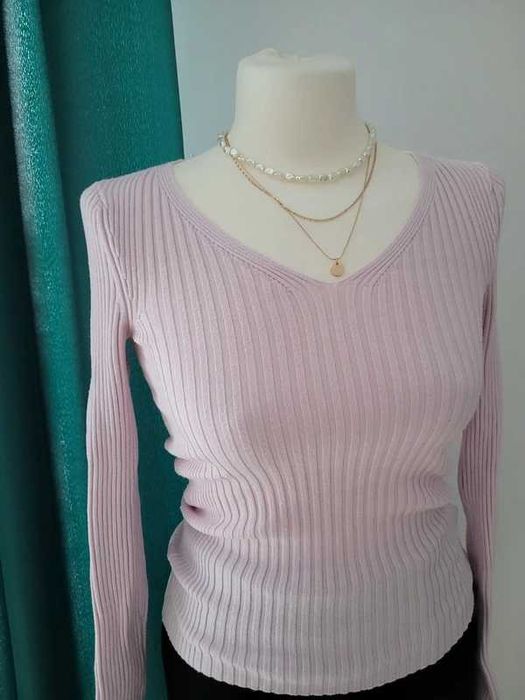 Jasnoróżowy wiskozowy prążkowany sweterek z dekoltem V