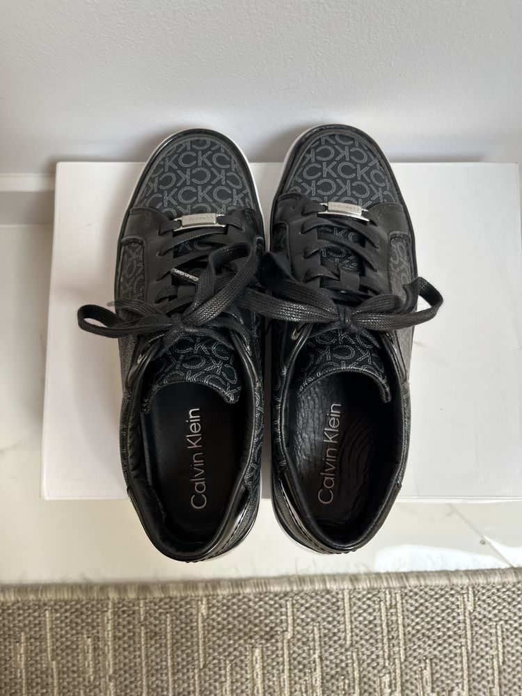 Buty sportowe na platformie