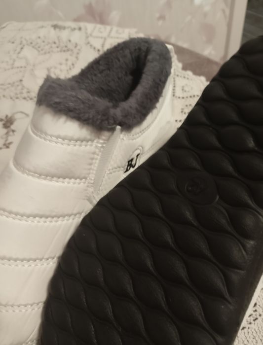 Продам нові жіночі теплі снігові чобіткі.