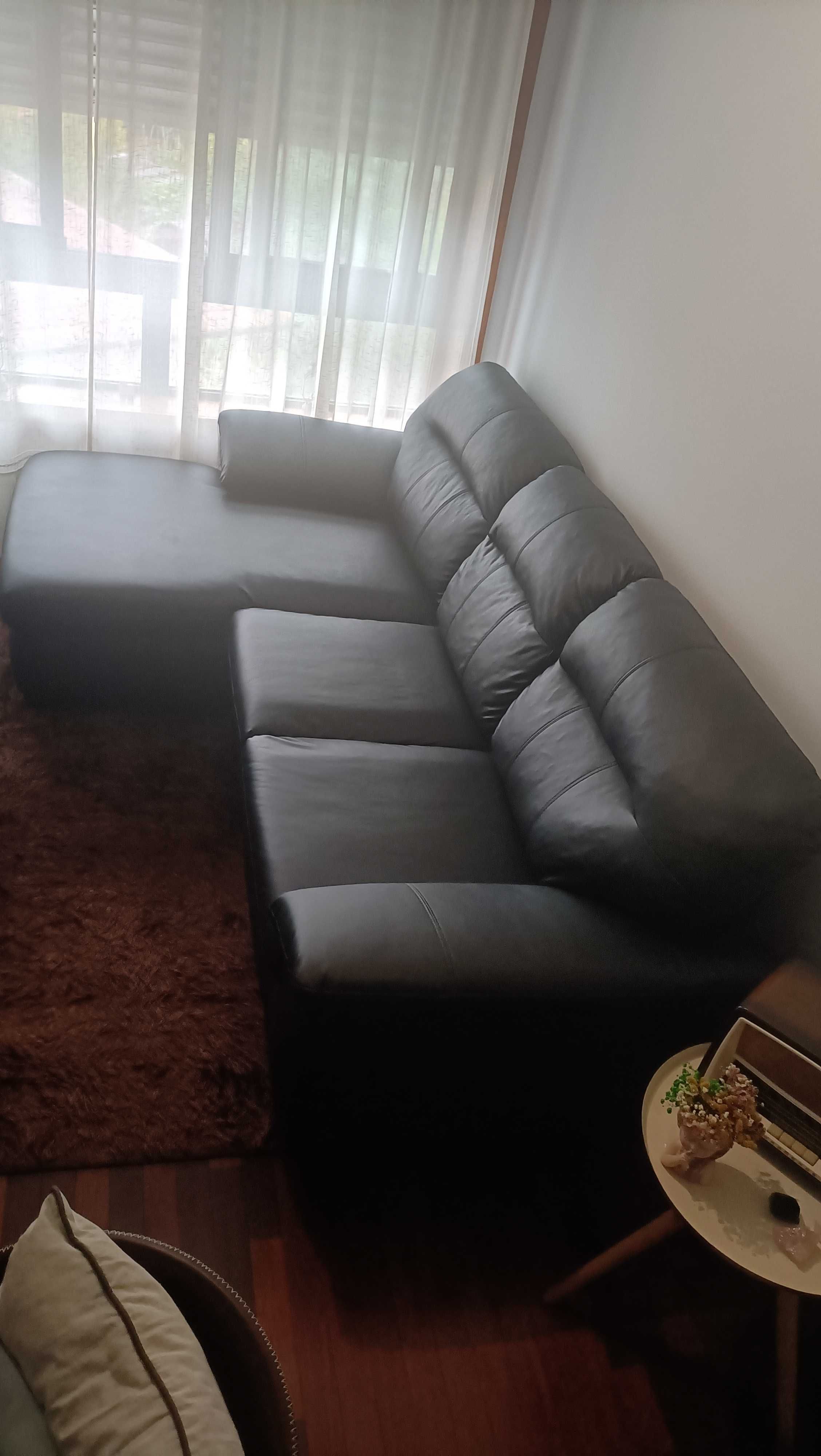 Sofá preto pele IKEA com chaise longue como novo.