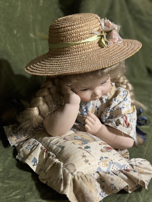 Лялька порцелянова