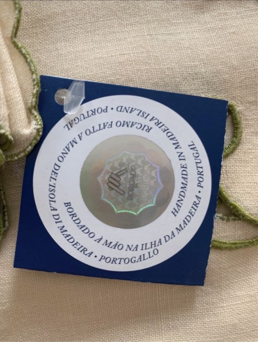 Toalha em linho bordado da medeira certificada