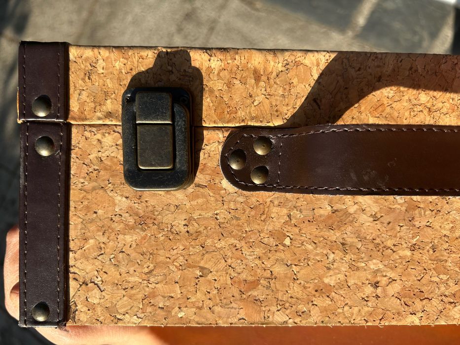 Mala decorativa em cortiça com arrumação