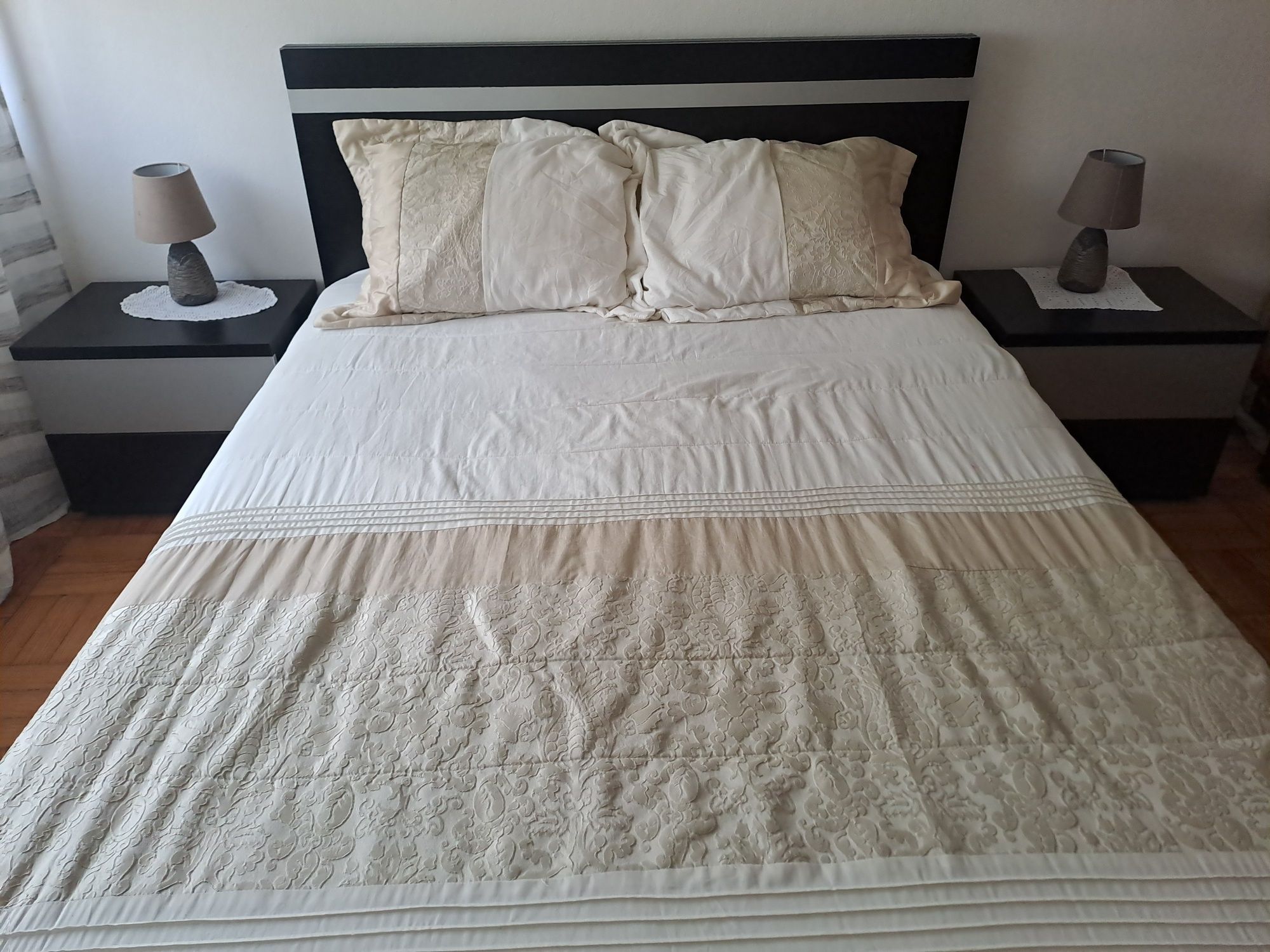 Cama de casal com colchão e estrado 1,90 por 1,40    
Duas mesas de ca