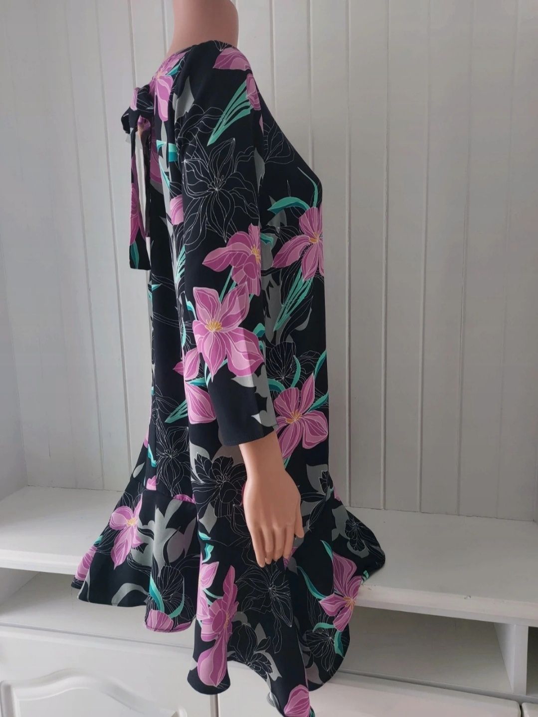 Nowa czarna sukienka w kolorowe kwiaty asymetryczna z falbanką