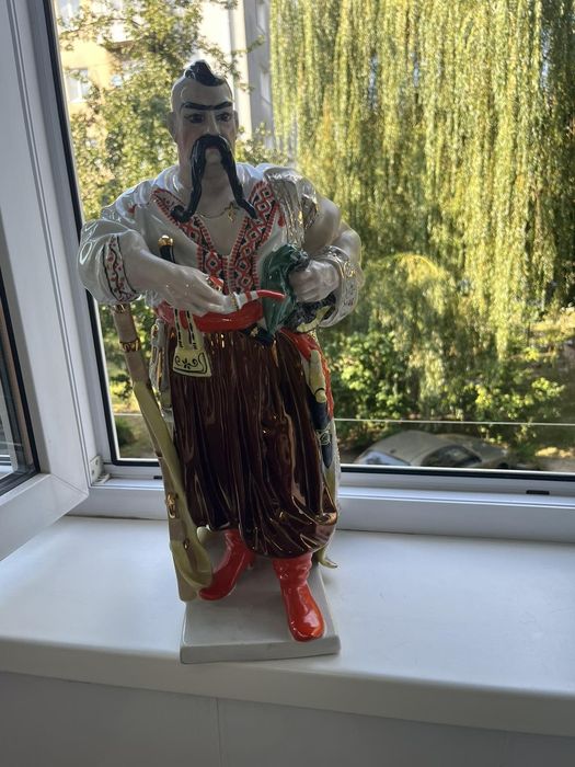 Фарфорова Статуетка