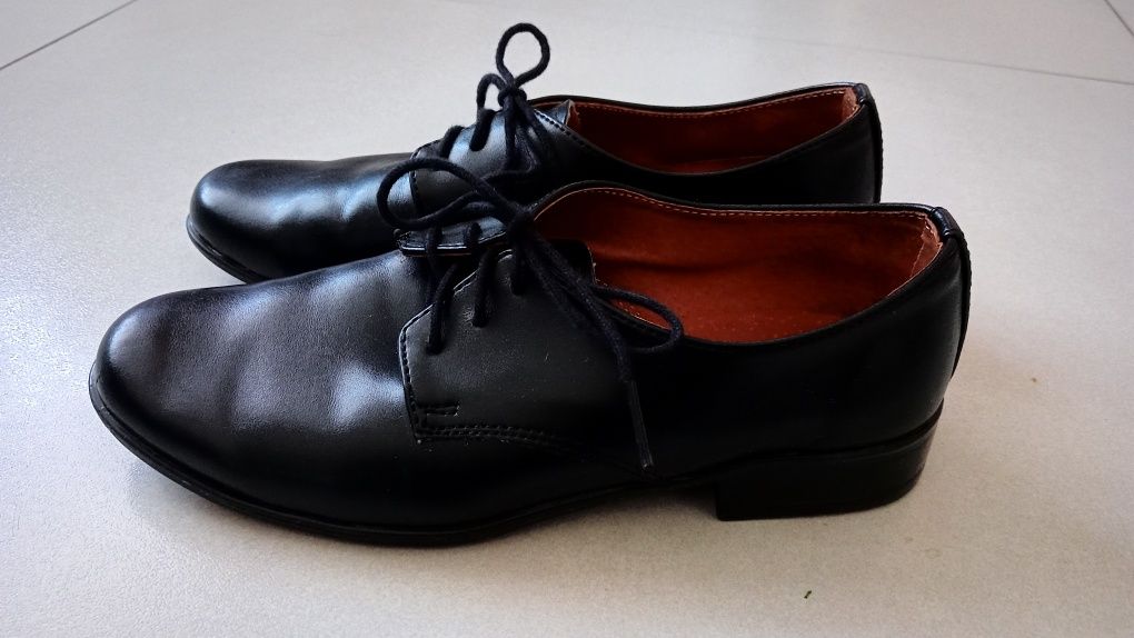 Buty czarne chłopięce r. 32