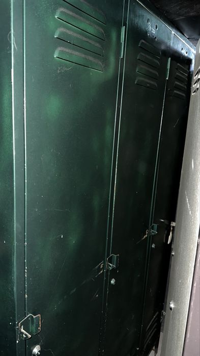 cacifo/ vestuário com 3 compartimemtos verticais usado