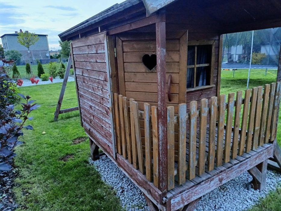 Domek drewniany dla dzieci huśtawka w zestawie