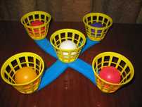 Игрушка. Игра для кидания 5 шаров в 5 корзин. Bamsic.