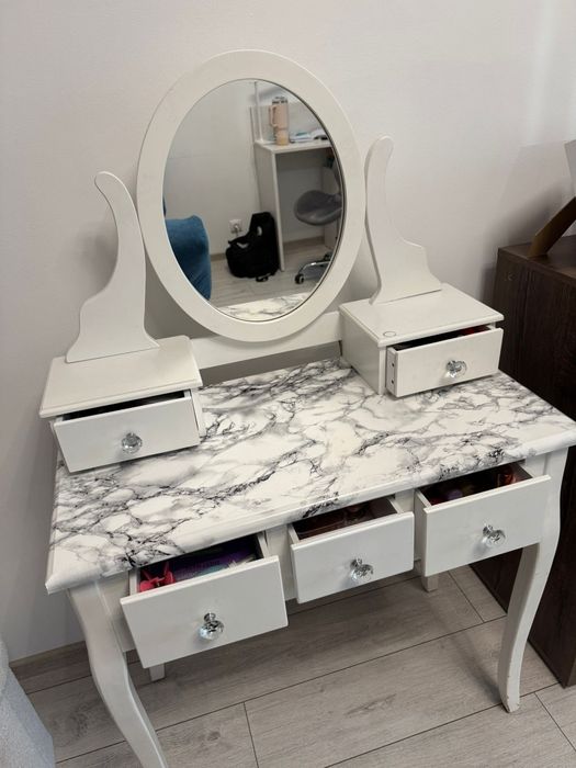 Toaletka z lustrem i 5 szufladami