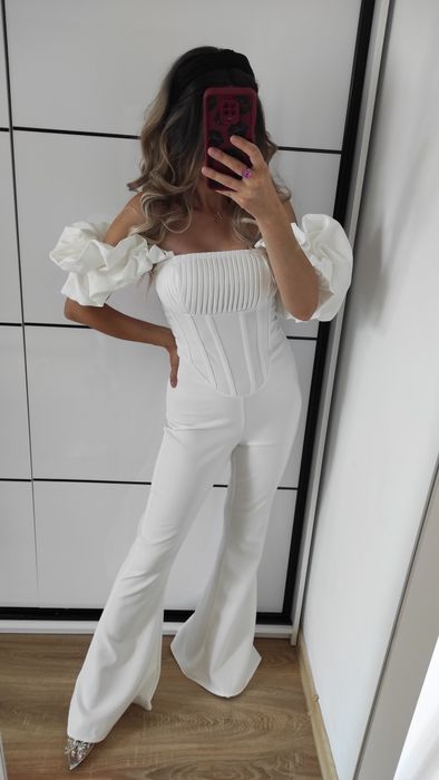 Biały kombinezon z bufiastymi rękawkami
