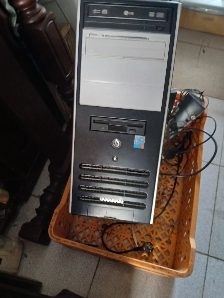 Computador com torre  e impressora  com rato e colunas