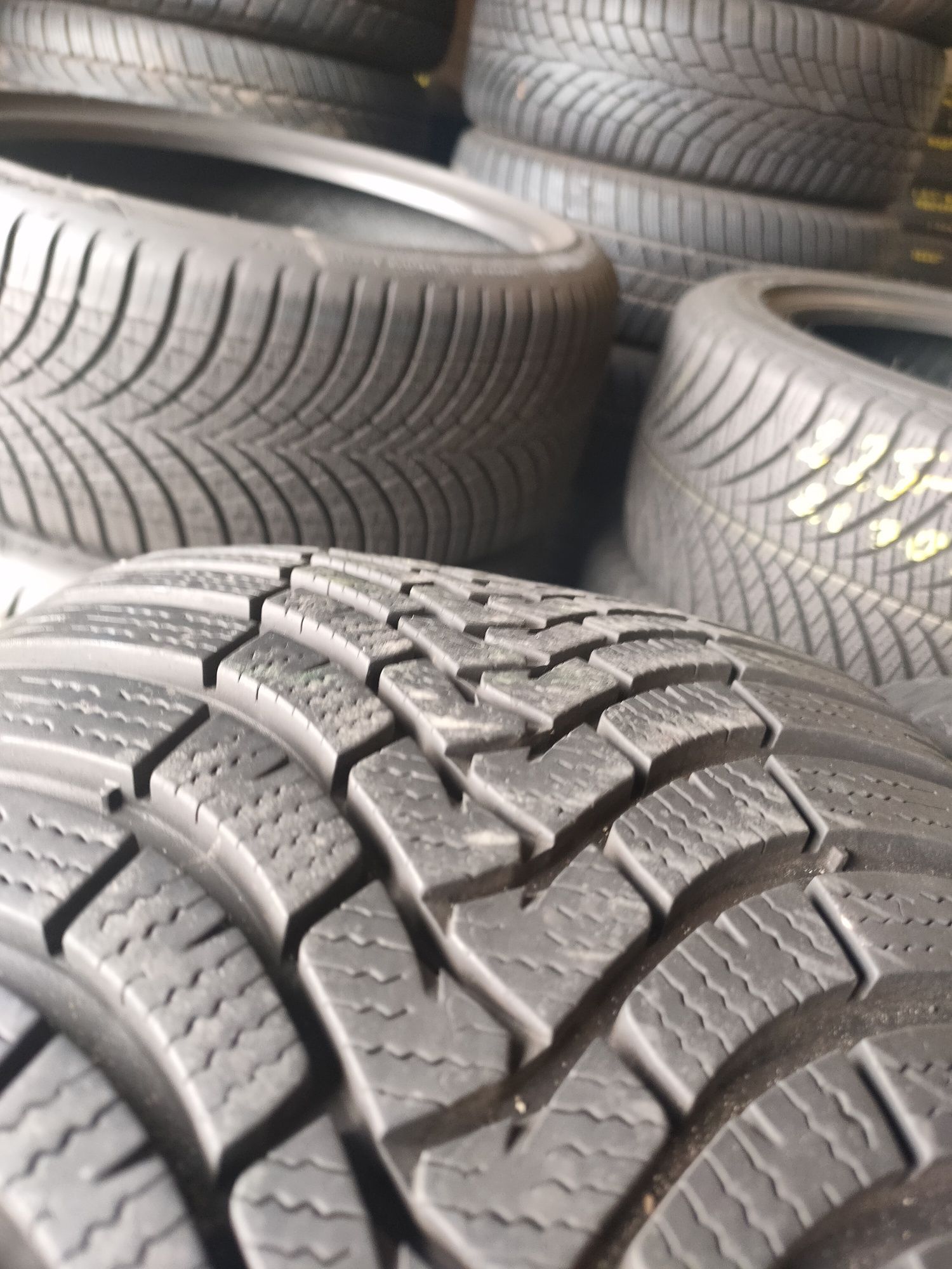 235/235r18 Falken EuroWinter HS01 z 2020r około 7mm