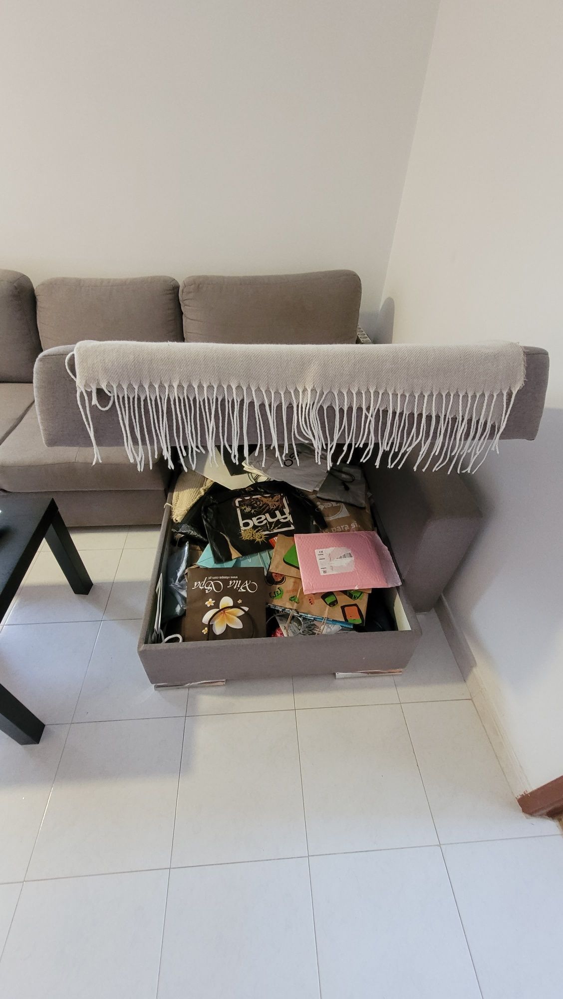Sofá cama c arrumação e puffs