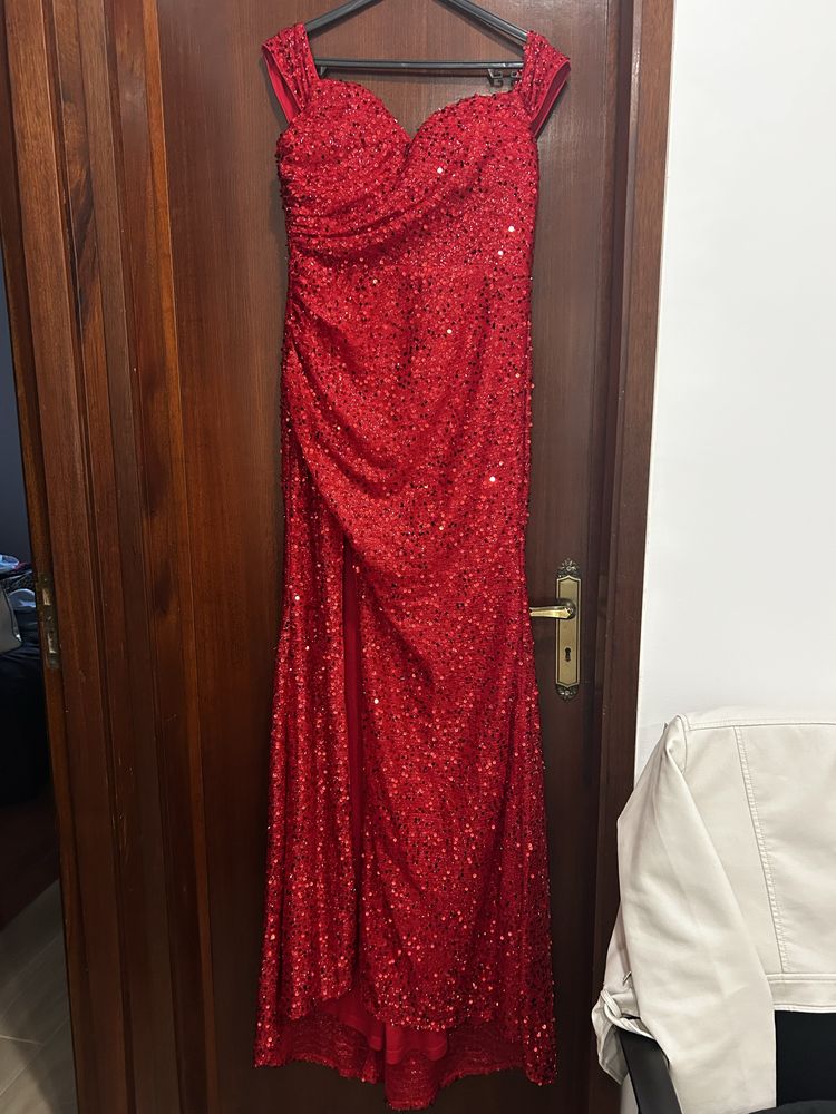 Vestido de gala vermelho com brilhantes