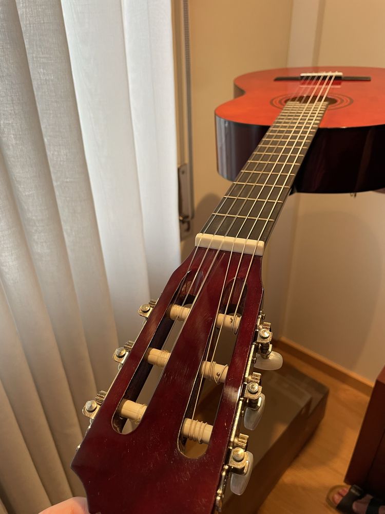 Guitarra cor vinho