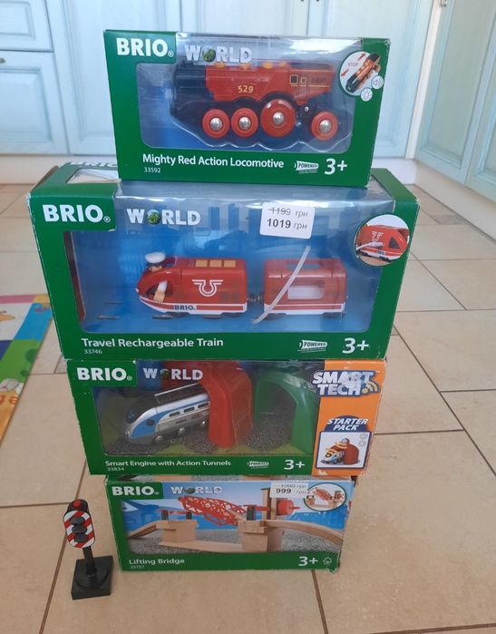 Вrio поїзд на батарейках, Brio з USB, залізнична станція playmobil