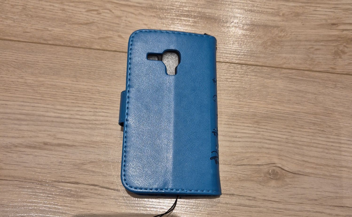 Niebieskie etui na telfon