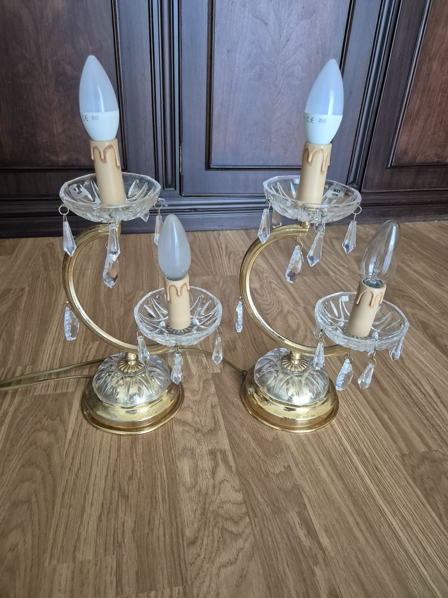 Conjunto cadeiro de teto e mesa de cabeceira