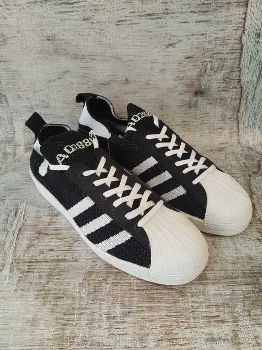 Adidas Superstar 80S Primeknit w kolorze czarnym.