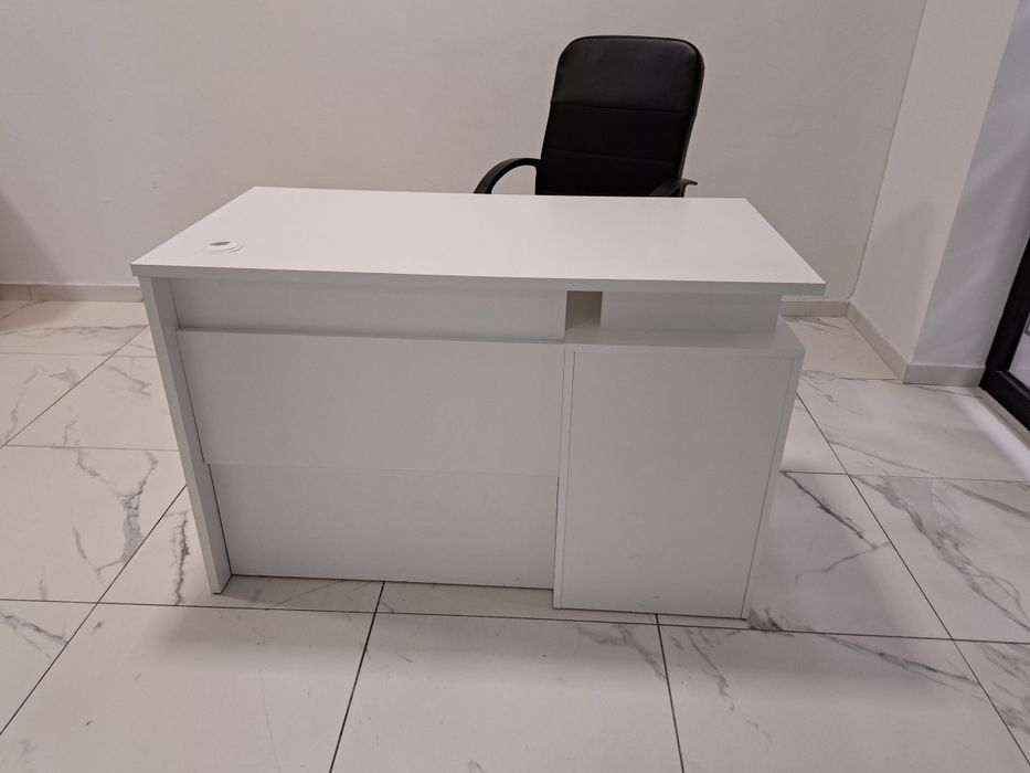 Białe biurko w bardzo dobrym stanie