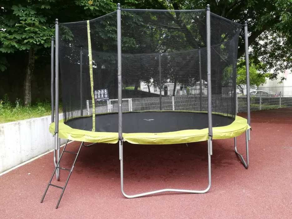 Trampolim / Maquina de pipocas / Mascote Panda - Panda - Cão