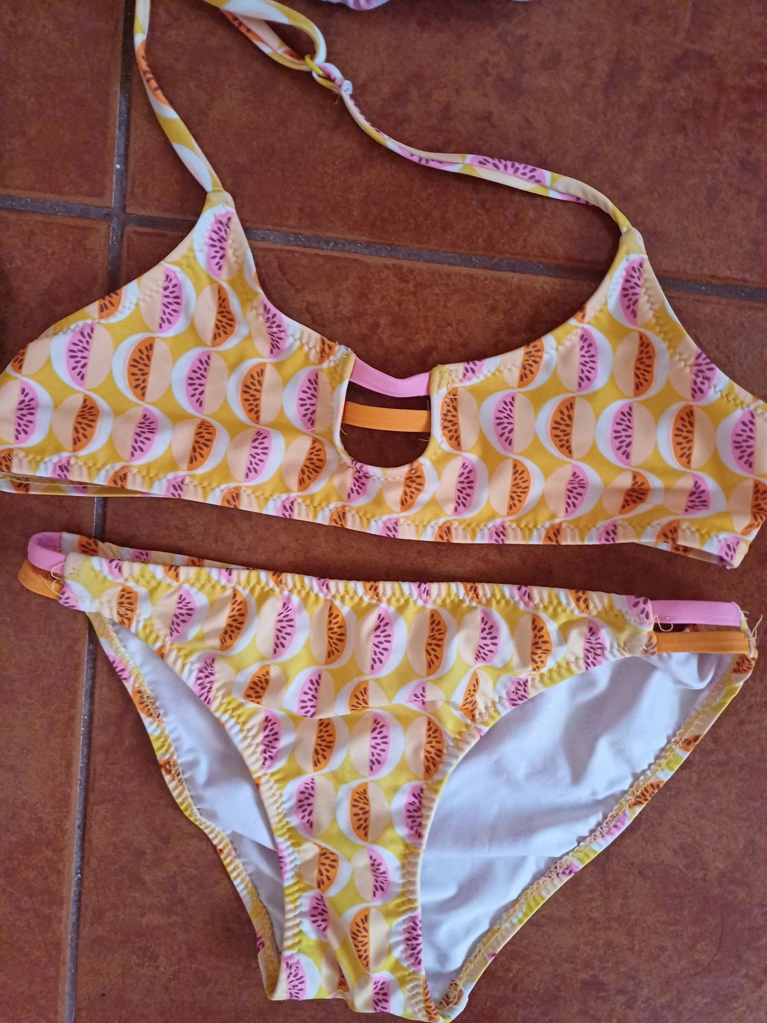 11 biquinis e um fato de banho