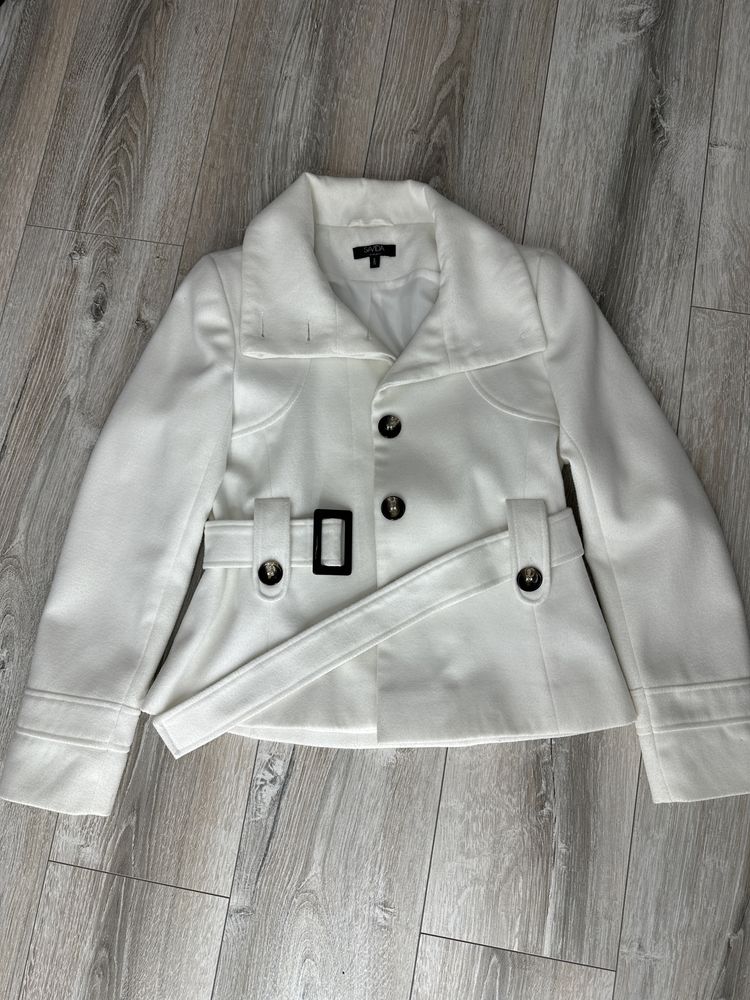 Біле коротке кашемірове пальто