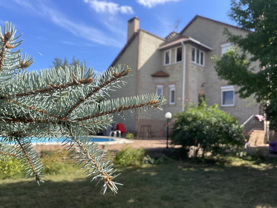 Продам будинок з басейном і підвалом на березі річки