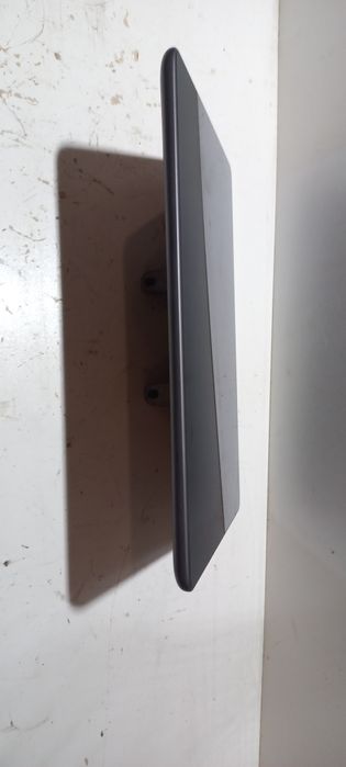 Центральний дисплей Tesla Model 3 монітор