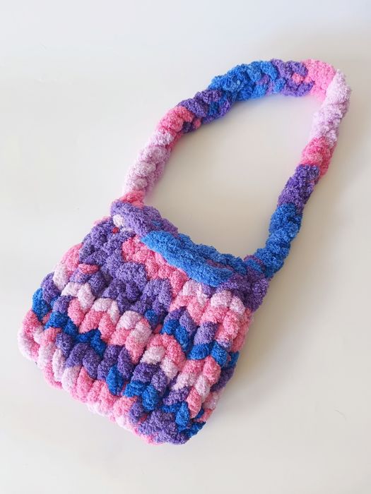 Torebka dla dziewczynki ręcznie wyplatana z przędzy