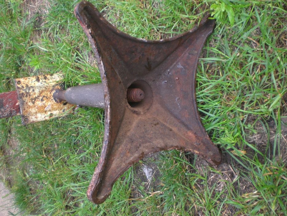 przedwojenne krzesła obrotowo-wykręcane i z epoki prlu