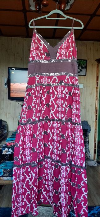 Śliczna dluga sukienka z cekinami blyszczaca