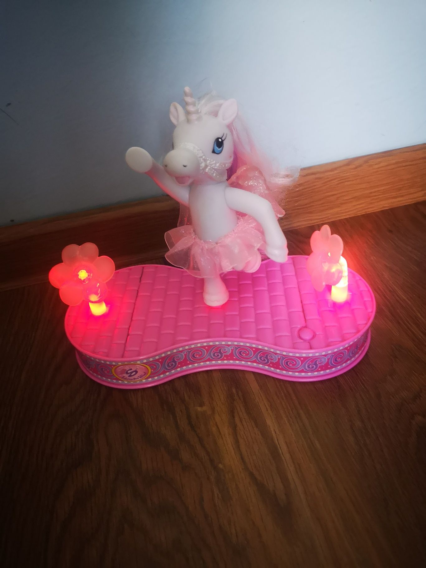 Konik My Little Pony świecący i grający, obraca się dookoła zabawka
